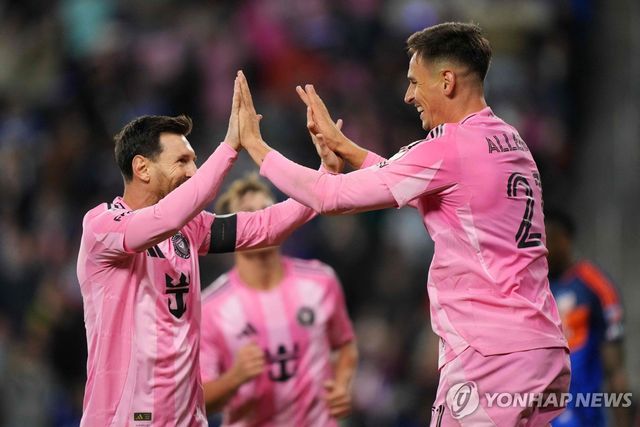 쐐기골 합작한 메시(왼쪽)와 아옌데