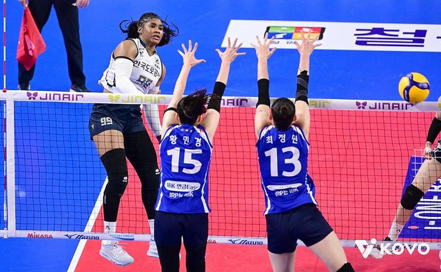 스파이크하는 모마