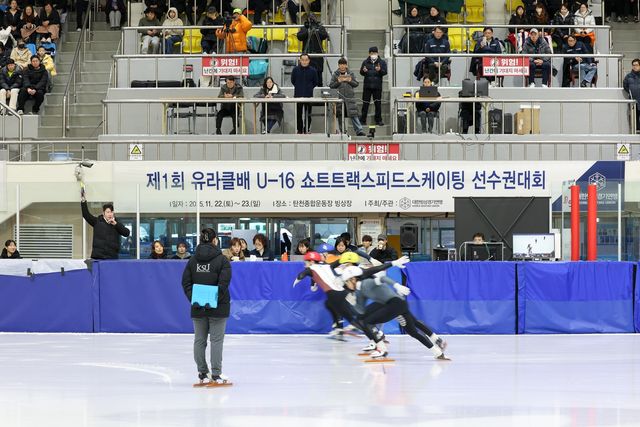 제1회 유라클배 U-16 쇼트트랙스피드스케이팅 선수권 경기장면