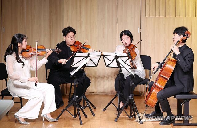 연주하는 아레테 콰르텟