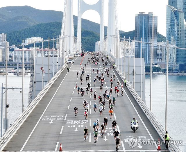 자전거 3천여대 부산 광안대교 씽씽 '세븐브릿지 투어'