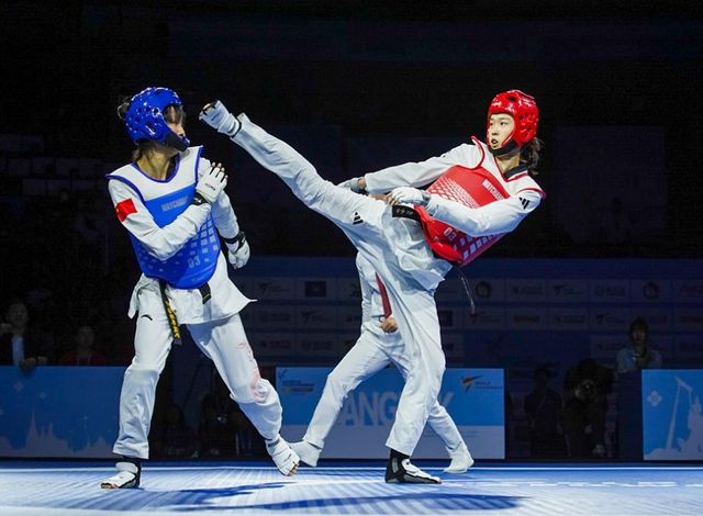 공격 시도하는 김유진(오른쪽)