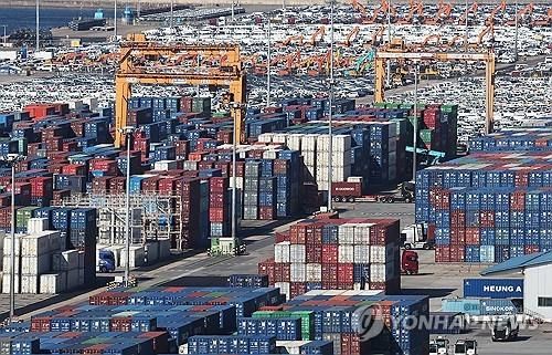 평택항에 쌓인 수출입 컨테이너