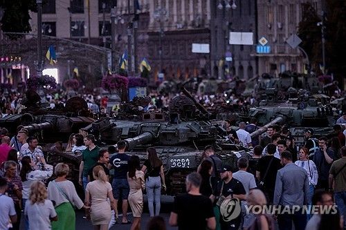 우크라이나군에 의해 파괴된 러시아 전차 바라보는 키이우 시민들