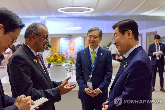 이재명 대통령, WHO 사무총장과 비공식 약식회담