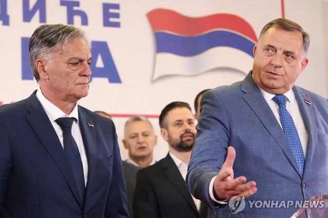 기자회견하는 도디크 전 대통령(오른쪽)과 시니사 카란 당선자