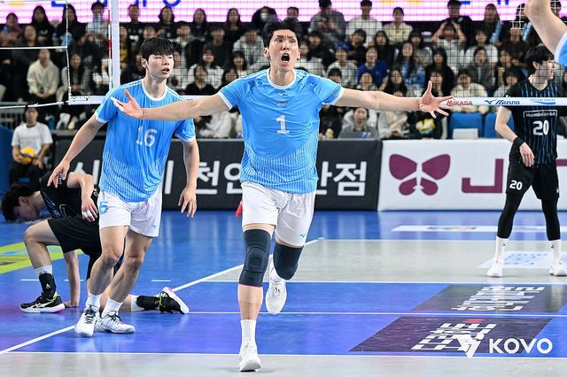 환호하는 대한항공 김규민