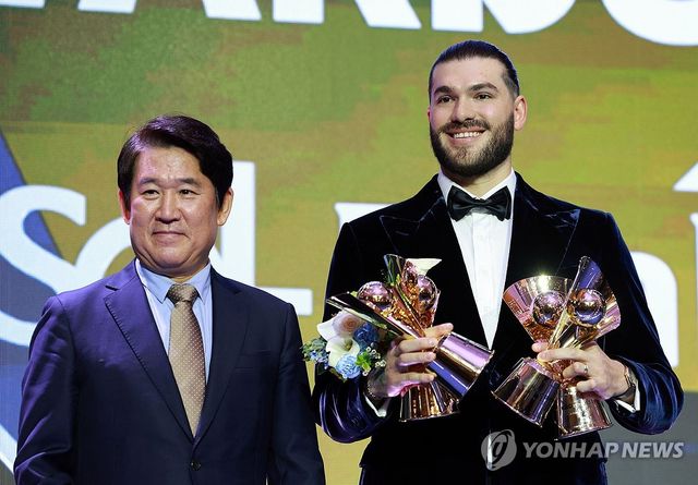폰세, '상이 너무 많아서 손이 모자르네'