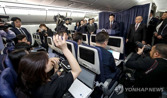 기내 기자간담회하는 이재명 대통령