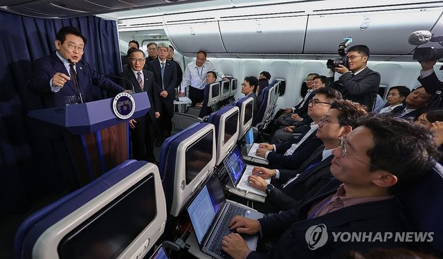 이재명 대통령, 기자들과 기내 간담회
