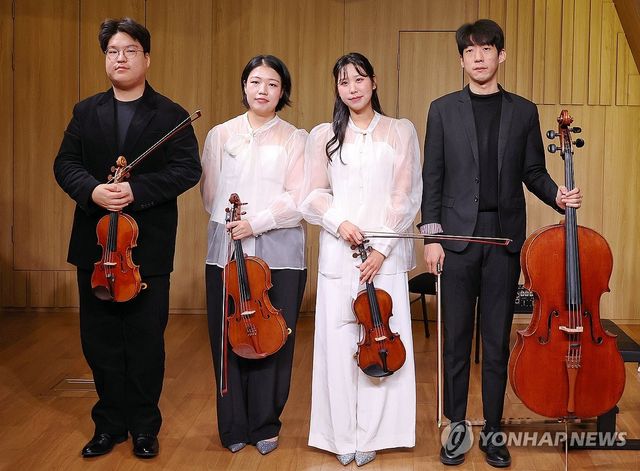 포즈 취하는 아레테 콰르텟