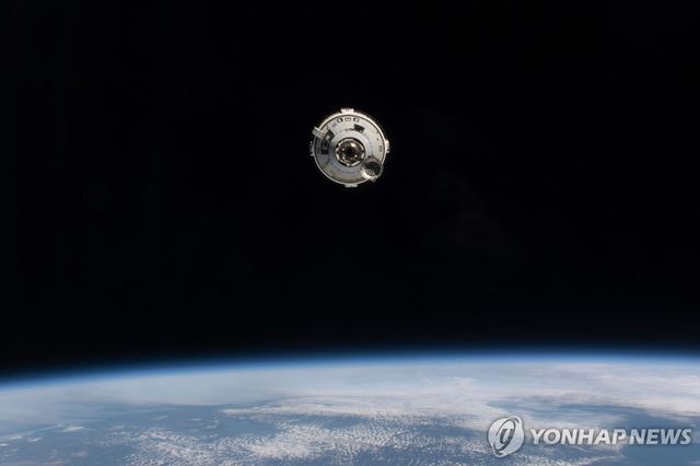 우주비행사 부치 윌모어와 수니 윌리엄스가 탑승한 보잉의 우주 캡슐 스타라이너가 지난해 6월 6일(현지시간) 국제우주정거장(ISS)에 접근하고 있다. [NASA 제공. AP=연합뉴스 자료사진] AP PROVIDES ACCESS TO THIS PUBLICLY DISTRIBUTED HANDOUT PHOTO PROVIDED BY NASA; MANDATORY CREDIT