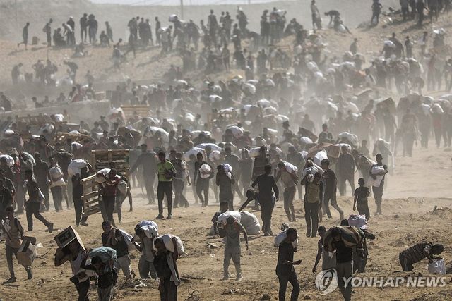 지난 8월 GHF 배급소에서 구호품 받아가는 가자지구 주민들