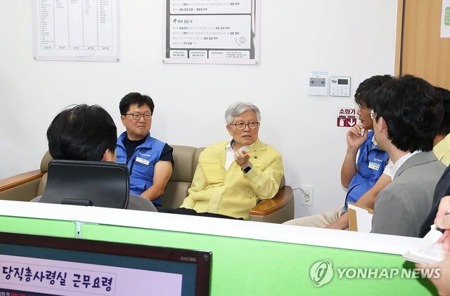 지난 8월 세종청사 당직총사령실 방문한 최동석 인사혁신처장