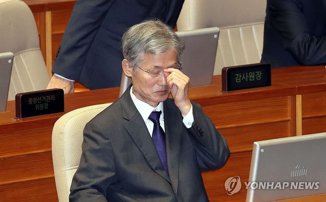 안경 고쳐 쓰는 조희대 대법원장