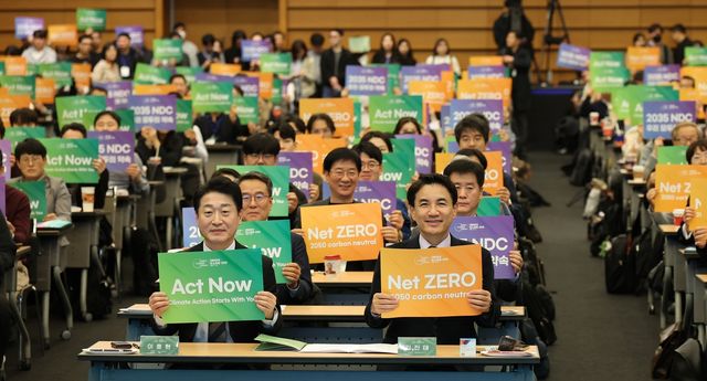 대한민국 탄소포럼 참석한 김진태 도지사(오른쪽)와 이호현 기후에너지환경부 2차관