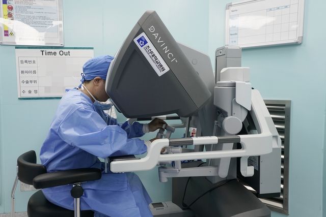 로봇수술 집도하는 신민호 조선대학교병원 외과 교수