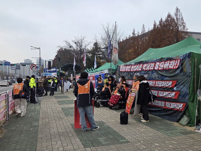 국회 앞에서 권리 예산 증액 촉구하는 전장연 활동가들 