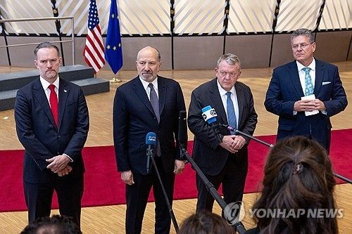 24일 벨기에 브뤼셀에서 한 자리에 모인 미-유럽연합(EU) 통상 부문 고위급 당국자들 [AP 연합뉴스 자료사진. 재판매 및 DB 금지] 