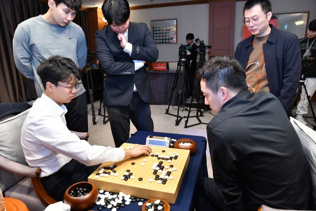 안성준(왼쪽) 9단이 양카이원 9단에게 패한 뒤 복기하고 있다.