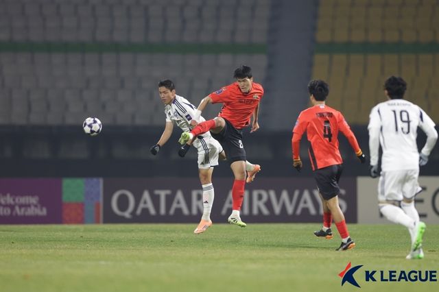 경합하는 마치다 젤비아의 오세훈과 강원FC의 박호영