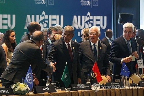 앙골라 루안다에서 열린 정상회의장의 EU와 AU 회원국 정상들