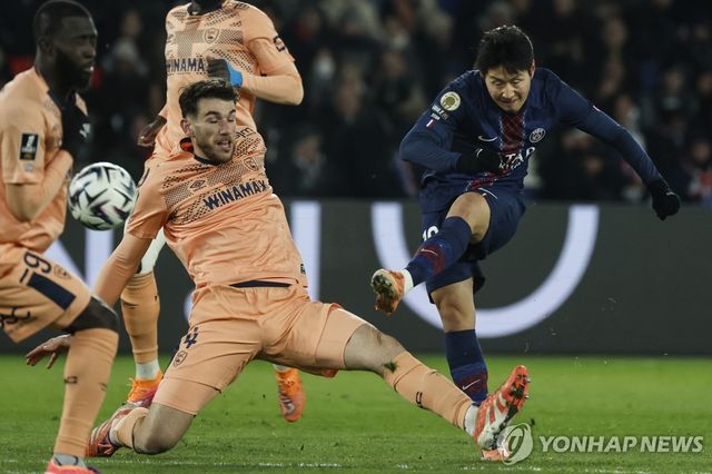 슈팅하는 이강인