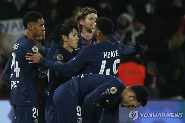 르아브르전에서 골 넣고 동료 축하 받는 이강인