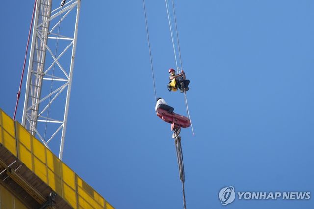 300m 높이 크레인 위 구조물에 매달려 있던 이스라엘 소년의 모습