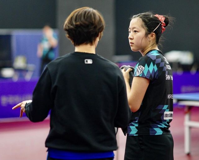 석은미 여자대표팀 감독과 대화하는 신유빈(오른쪽)