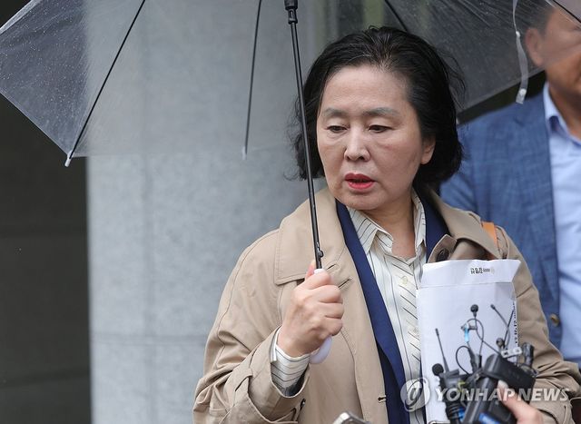 법원 앞에서 질문에 답하는 김영선 전 의원