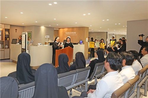 마리아의 도움 이주민 진료소 축하식