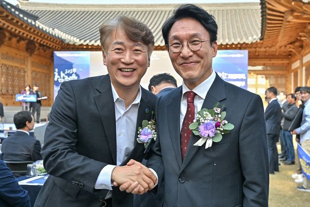 김민석 국무총리(오른쪽)와 김이강 광주 서구청장 