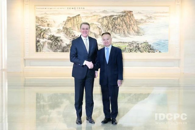 류하이싱 대외연락부장(우)과 데이비드 퍼듀 주중 미국 대사(좌)