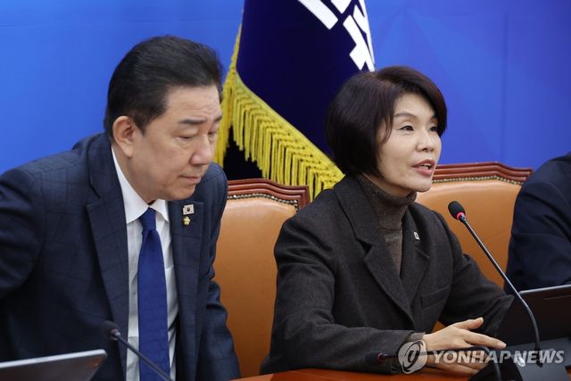 민주당 원내대책회의, 발언하는 한정애 정책위의장