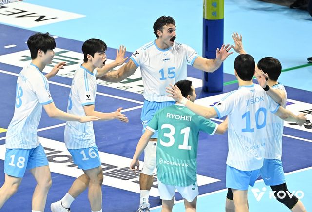 득점 후 기뻐하는 대한항공의 러셀(중앙)과 선수들