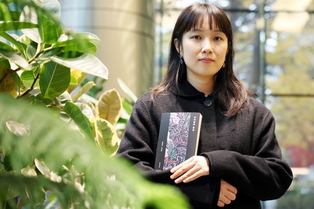 첫 소설집 '자개장의 용도'와 함윤이 작가