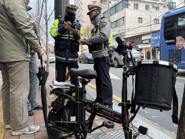 개인형 이동장치(PM)의 교통법규 위반을 단속하는 경찰