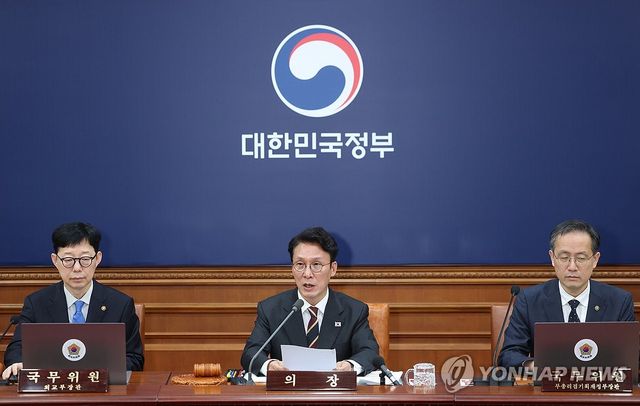 국무회의 주재하는 김민석 총리