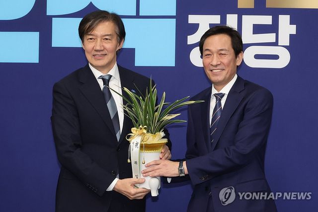 대통령 축하난 전달하는 우상호 정무수석