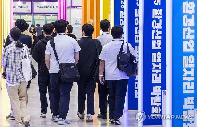 환경산업 일자리 박람회 찾은 특성화고 학생들