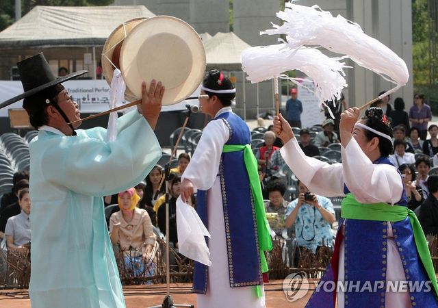 2009년 9월 16일 오전 서울 용산구 국립중앙박물관에서 개막된 '2009 대한민국 전통연희축제'에서 관계자들이 고유제로 동해안별신굿을 선보이고 있다.[연합뉴스 자료사진]