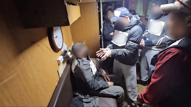 현장 검증하는 피의자들