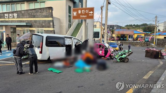 제주 우도 승합차 돌진 사고