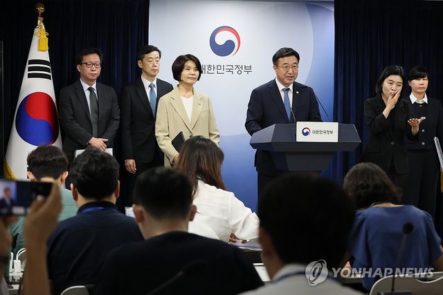 정부조직 개편방안 발표하는 윤호중 장관과 한정애 정책위의장