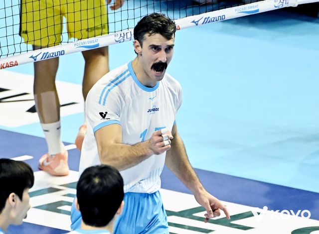 득점 후 기뻐하는 대한항공의 러셀(중앙)