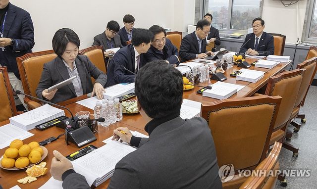 기재위 조세소위 안건 설명하는 박수영 위원장