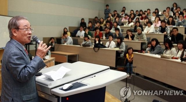 2008년 서울대 초청강연에 나선 모습