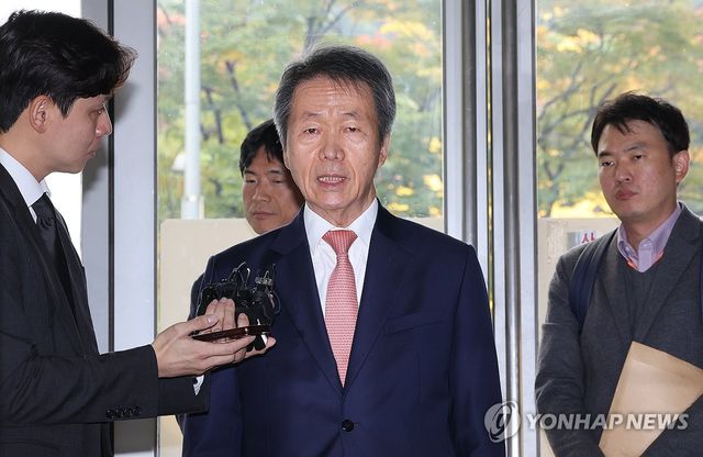 취재진 질문에 답변하는 김용원 상임위원