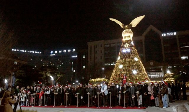 독수리탑 앞 점등식 모습